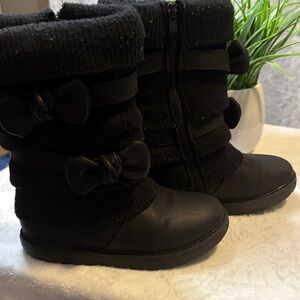 Girls Size 1 Dream Pairs Boots with Bow Accents